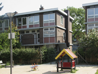 905470 Gezicht op woningen aan de Robijnhof te Utrecht, ontworpen door architect-meubelmaker Gerrit Rietveld ...